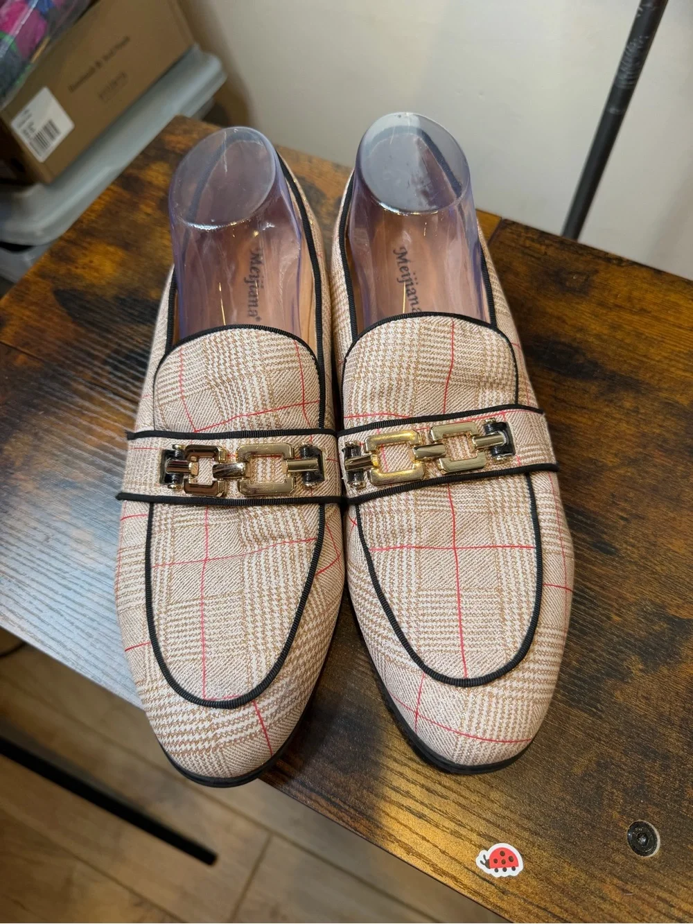 Meijiana tan red plaid pattern gold-tone chain bit detail across vamp Size 10.5